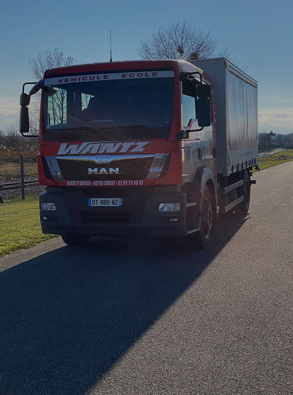 Camion auto-école du groupe Wantz de face