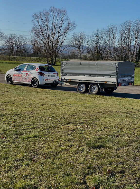 Voiture du Groupe Wantz avec remorque