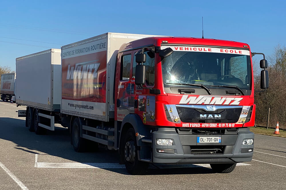 Camion auto-école du groupe Wantz de face