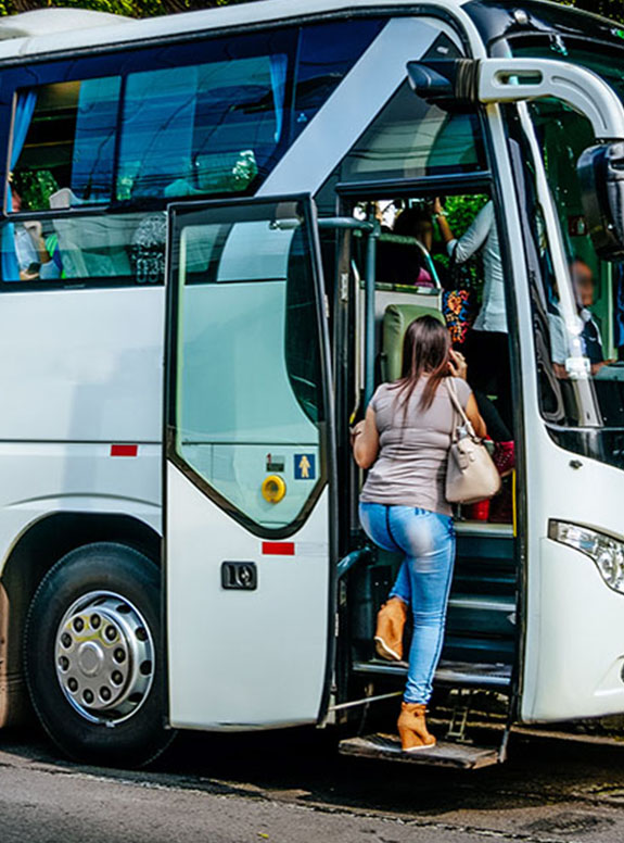 Femme qui monte dans un bus