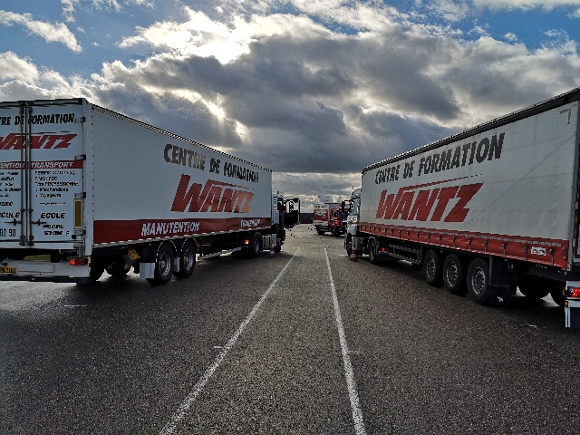 Deux camions avec remorque Wantz