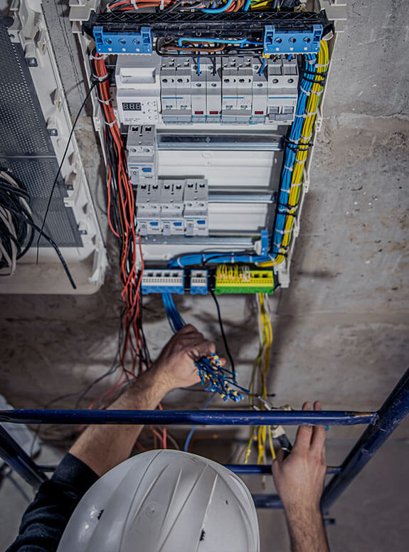 Homme qui s'occupe d'un boîtier électrique